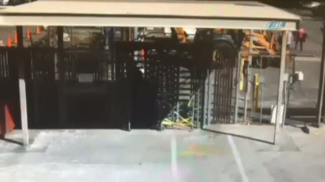 Aydınlatma direği kadının üzerine düştü