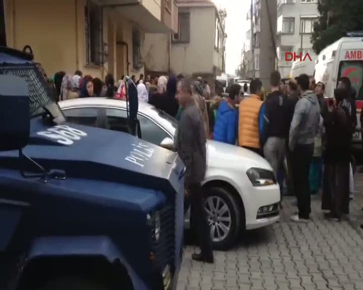 Cinnet getiren adam ikiz çocuklarını ve eşini bıçakladı