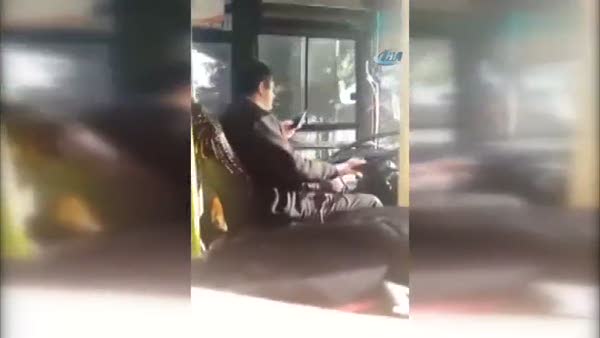 Telefonla oynayan otobüs şoförü