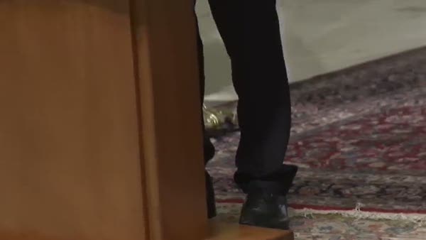 Başbakan Davutoğlu, Silopi’den aldığı ayakkabıyı Tahran’da giydi