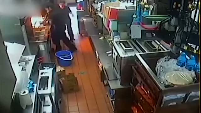Kızgın yağ dolu kovanın içine düştü!