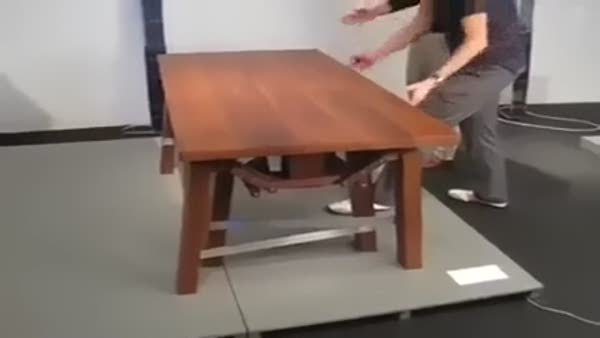 Örümcek gibi hareket eden masa