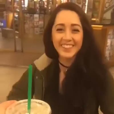 Kız arkadaşının iş yerinde sürekli sürprizler yapan romantik