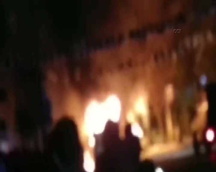 Halk otobüsü ve otomobili ateşe verdiler