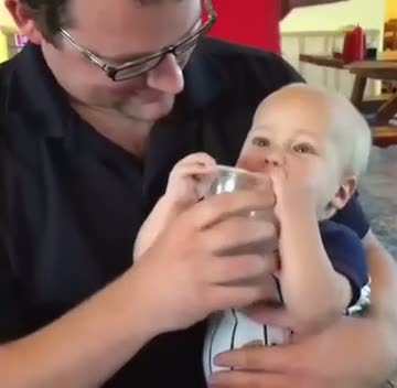 Su içerken mest olan bebek