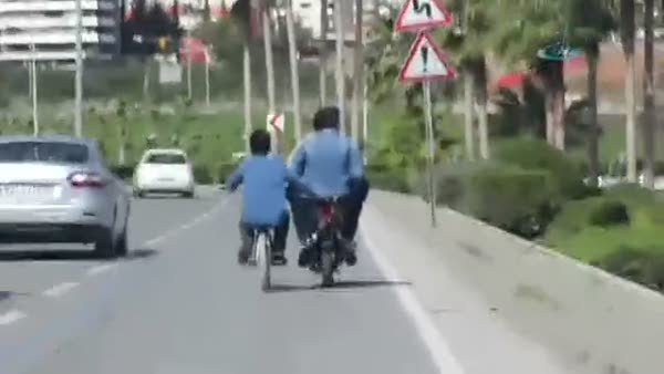 Adana'da motosiklet üzerinde tehlikeli hareketler
