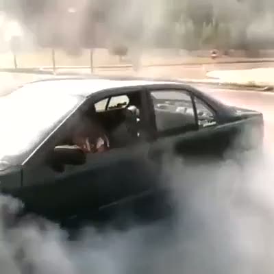 Lastik yakan genç kız