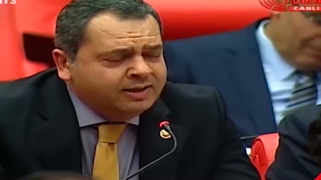 CHP'li vekil Meclis'te şarkı söyledi