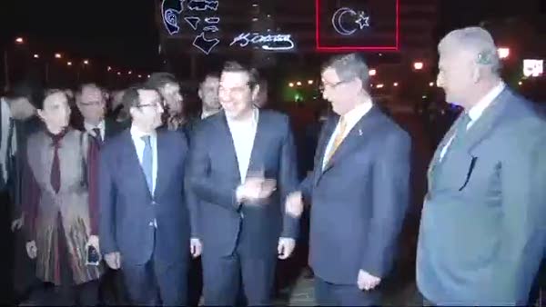İki Başbakan gevrek yiyip Konak Meydanı’nı turladı