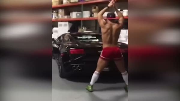 Lamborghini otomobili ile dans eden adam!