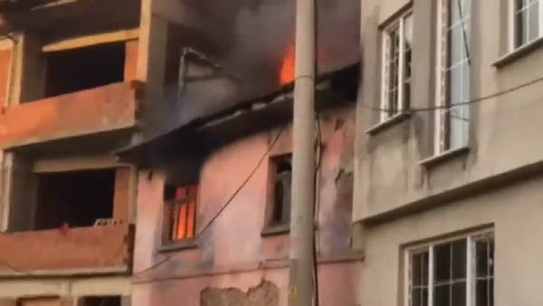 Bursa'da ahşap ev alev alev yandı