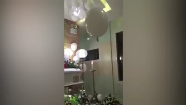 Bir anne, oğlunun cenazesinde ağlarken odadaki beyaz balon süzülüyor ve..