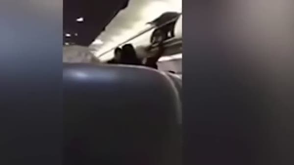Müslümanlar uçaktan polis eşliğinde indirildi!
