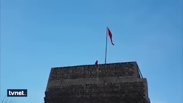 Sur'da İstiklal Marşı ile bayrağımızı böyle göndere çektiler