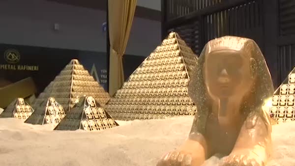 157 kilo altından yapılan piramide özel koruma