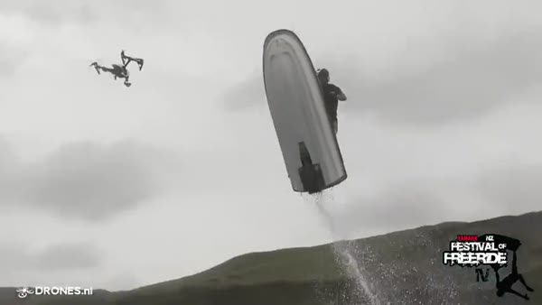 Jet ski ile havadaki drone'u düşürdüler