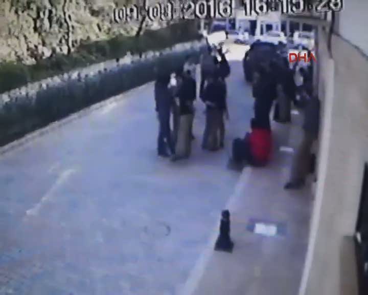 Liselilerin döner bıçaklı kavgası güvenlik kamerasında