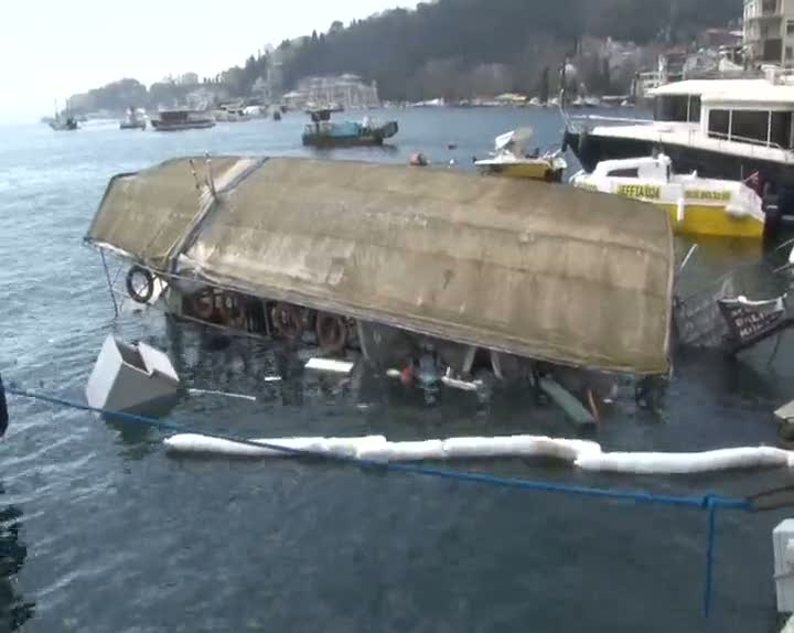 İstanbul'da sahile bağlı  gezi tekne battı