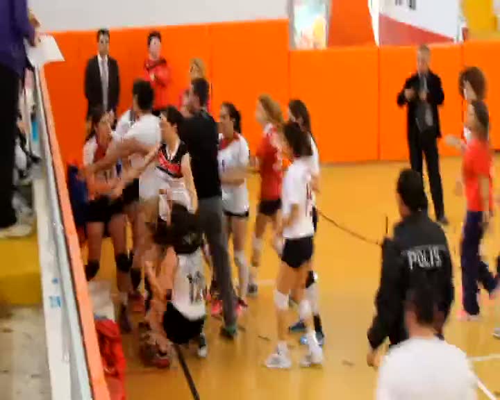 Kadın voleybolcular tekme tokat girişti!