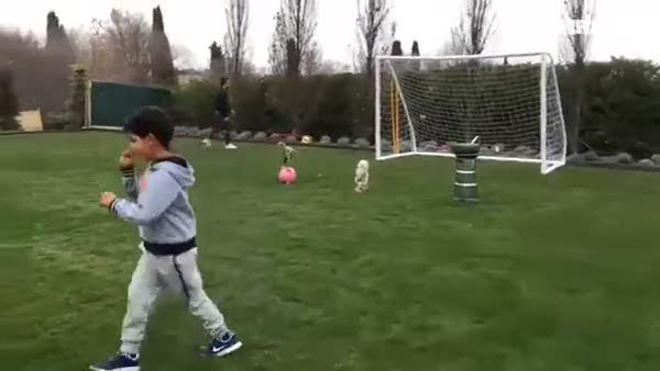 Ronaldo oğluna böyle futbol öğretiyor