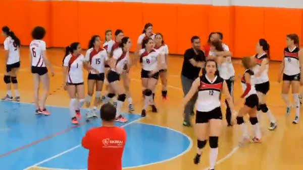 Ünilig Bayan Voleybol final maçında kızların kavgası