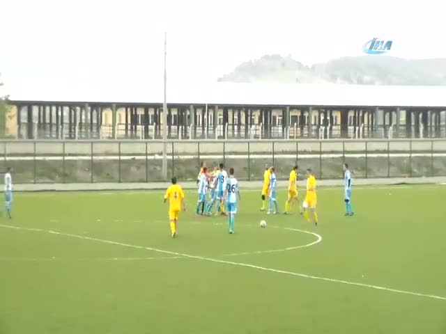 Amatör maçta kavga: 6 kırmızı kart!