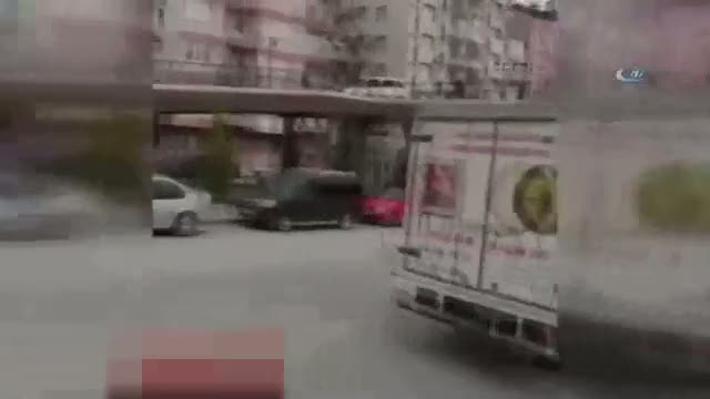 Yaya üst geçidinden geçen otomobil görenleri şaşırttı