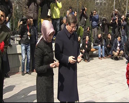 Başbakan Davutoğlu, bombalı saldırının yaşandığı yere karanfil bırakıp dua etti