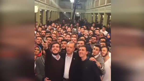 Cumhurbaşkanı Erdoğan ve gençler selfie çektirdi