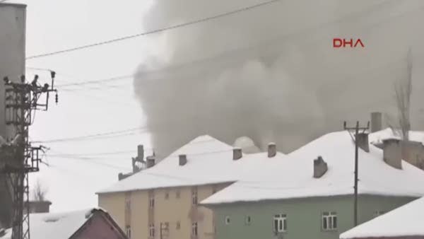 Yüksekova'da bomba yüklü bina böyle patladı!