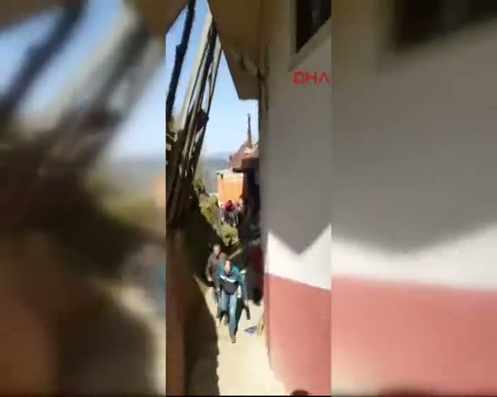 Cenazeyi halatlarla taşıdılar