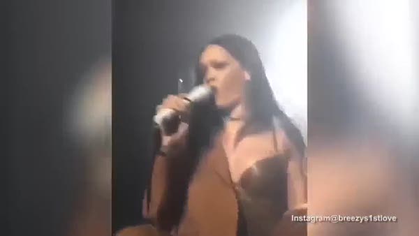 Rihanna'nın konserinde şoke eden ses!
