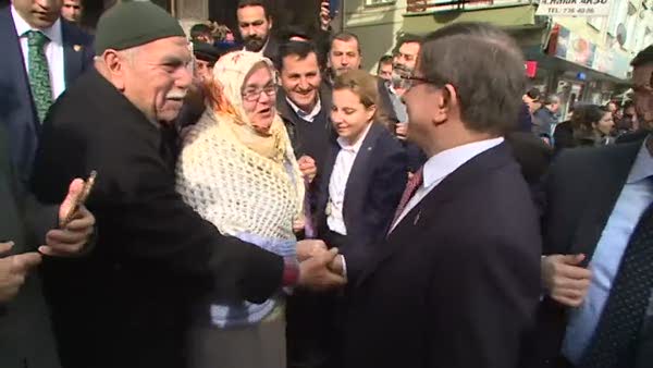 Başbakan Davutoğlu ev ziyareti yaptı