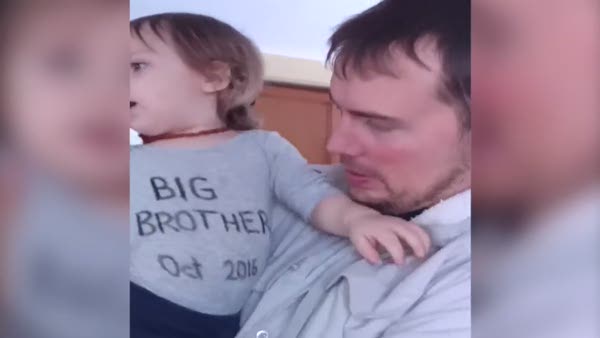 Eşinin hamile olduğunu çocuğunun t-shirt'ünden öğrenen baba ve o anki tepkisi