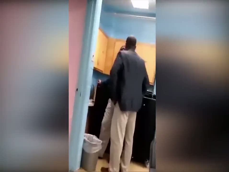 Öğrenci öğretmenine böyle saldırdı