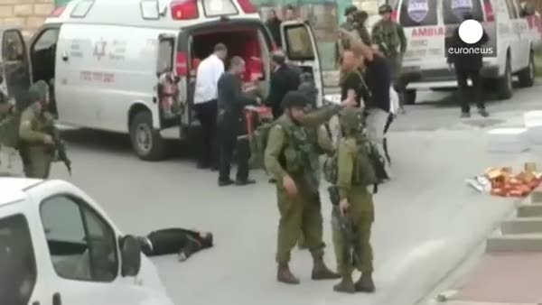İsrail askerleri yaralı Filistinliyi kafasından vurarak katletti