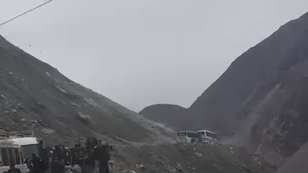 Yüzlerce kaya otobüsün üzerine yağdı