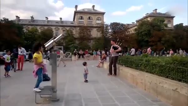 Paris'te küçük çocuğun korku dolu anları