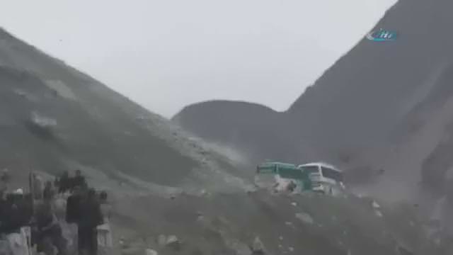 Yüzlerce kaya otobüsün üzerine yağdı