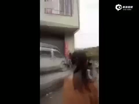 Genç kızlar satırlarla birbirlerine saldırdı