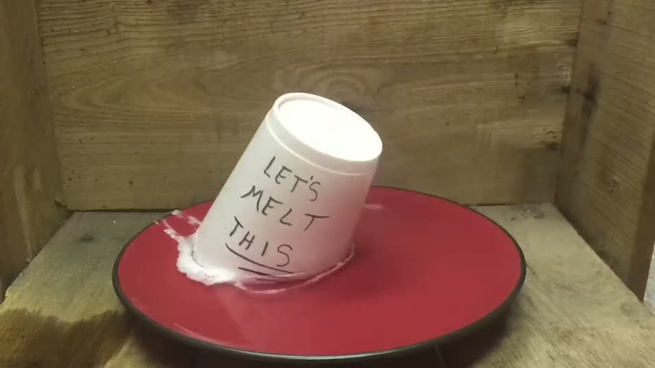 Strafor bardak asetonla temas ederse ne olur?