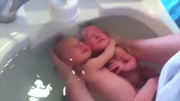Yeni dünyaya gelen ikizlerin ilk banyosu