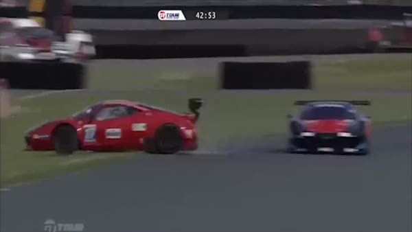 Ferrari paramparça oldu!