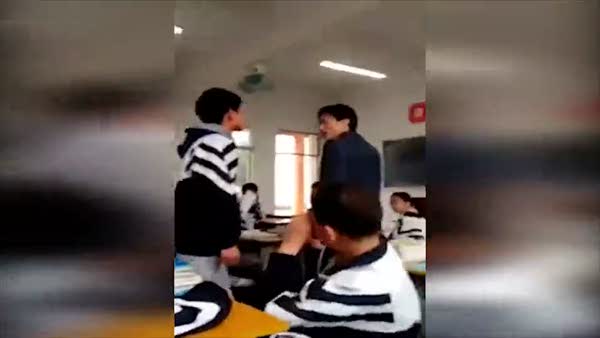 Sınıfın ortasında öğretmeni dövdüler