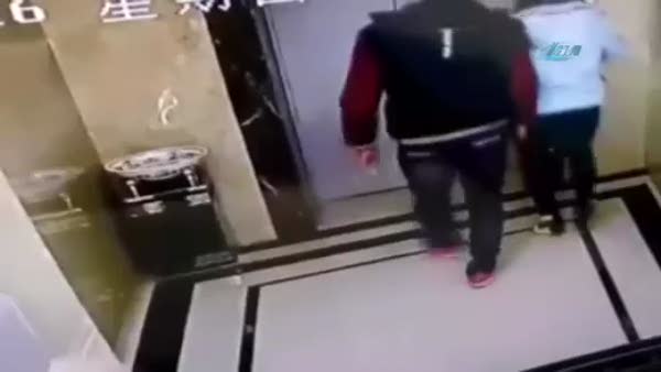 Kapıyı kırdı, asansör boşluğuna düştü!