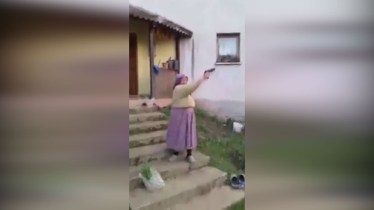 Yaşlı kadın silahla çevreye ateş açtı