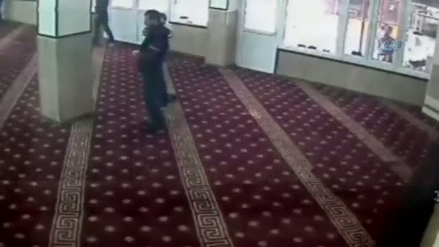 Namaz bahanesiyle girdiği camide hırsızlık yaptı