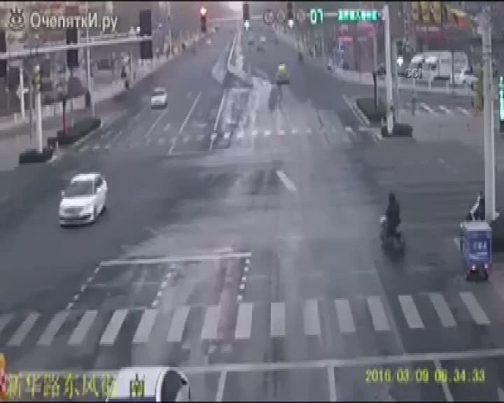 Çin'de kaza yapan motorcuya kimse yardım etmedi!
