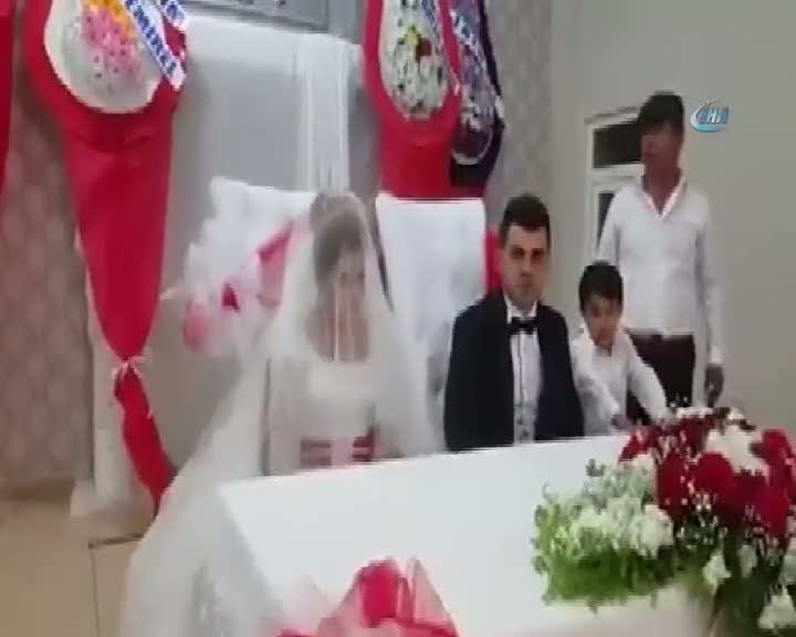 Düğünde şehitler için saygı duruşu