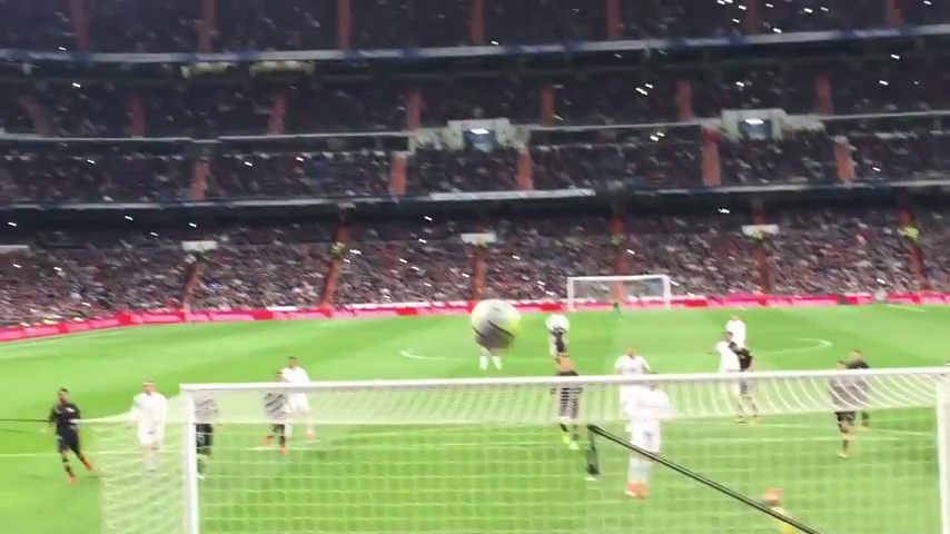 Ronaldo'nun penaltısı çekim yapan seyirciyi vurdu!